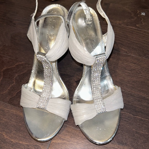 Silver Heels - Picture 3 of 4